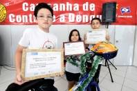 Premiação no dia D de combate à dengue: (da esq.) Crysthofer, Maria Eduarda e Rafael - Fotografo: Rogerio da Silva - Data: 24/11/2013