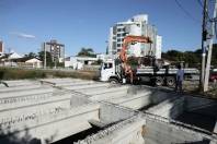 Obras começam na rua Timbó - Colocação da pré-laje na ponte da rua Orleans - Fotografo: Rogerio da Silva - Data: 06/05/2013