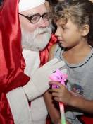 A programação do Natal dos Sonhos chegou nesta sexta-feira (02/12) até a regional do Vila Nova. Depois da bateria dos fogos Papai Noel fez a entrega de doces para a criançada - Fotografo: Mauro Artur Schlieck - Data: 02/12/2011