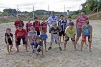 Felej Implanta mais um Núcleo do PID - modalidade futebol na Asociação dos Moradores do bairro Nova Brasilia= Profº Gerson Kruguer Júnior com os alunos. - Fotografo: Phelippe José - Data: 26/03/2015