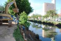 A Prefeitura de Joinville por meio da Secretaria de Infraestrutura Urbana está trabalhando nesta semana também na contenção da erosão, junto à avenida Hermann August Lepper, próximo ao Arquivo Histórico de Joinville. A obra começou na manhã de ontem(3) num trecho de 30 metros. - Fotografo: Ruy Ferrari/SEINFRA - Data: 04/11/2011