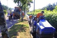 Equipes contratadas pela Prefeitura de Joiniville trabalham nesta segunda-feira (02/7) na recuperação e recape da ciclovia da Avenida Beira Rio. Na foto o trabalho sendo feito na região próxima ao Centreventos Cau Hansen. - Fotografo: Mauro Artur Schlieck - Data: 02/07/2012