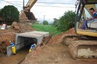 A equipe da Unidade de Pontes da Seinfra, com apoio técnico da Unidade de Drenagem e da Secretaria Regional da Vila Nova, concluiu nesta segunda-feira (5/11) a construção de uma nova galeria no final da rua Bento Torquato da Rocha, esquina com a rua Jacob Felthaus, no bairro Vila Nova - Fotografo: Ruy Ferrari - Data: 05/11/2012