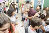 Entregue neste sábado à comunidade do Canela, em Pirabeiraba, as obras de ampliação e reforma da escola Emilio Paulo Roberto Hardt. Depois da solenidade o prefeito Carlito Merss conversou e recebeu um abraços de alguns alunos.  - Fotografo: Mauro Artur Schlieck - Data: 10/12/2011