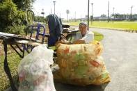 O vigilante e aposentado João Maria Maciel esteve no Parque da Cidadel e retirou dois sacos de garrafas plásticas que encaminhará para reciclagem - Fotografo: Kátia Nascimento - Data: 04/11/2011