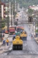 Em pleno domingo (20/5) equipes da divisão de pavimentação da Secretaria de Infraestrutura (Seinfra) trabalham no recape da rua Papa João 23. A obra faz parte do conjunto de melhorias para conclusão do Binário da Papa João 23. - Fotografo: Mauro Artur Schlieck - Data: 20/05/2012