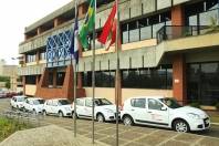 	Os 13 veículos adquiridos para reforçar a frota da rede de postos de saúde da cidade estão expostos em frente a sede da Prefeitura até a próxima segunda-feira (13/2), às 9 horas, quando serão entregues, oficialmente, pelo prefeito Carlito Merss. - Fotografo: Kátia Nascimento - Data: 08/02/2012