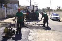 A Secretaria de Infraestrutura, por meio da Unidade de Pavimentação, trabalhou neste sábado (18/8) na manutenção e conversão de ruas. Na foto a operação tapa-buracos na rua Barbosa Rodrigues, bairro Guanabara. - Fotografo: Mauro Artur Schlieck - Data: 18/08/2012