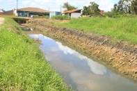 A limpeza de uma grande vala, junto à rua Kurt Meinert, próximo ao Posto de Saúde do Paranaguamirim livrou dezenas de famílias do desconforto provocado por alagamentos e a consequente proliferação de insetos e roedores. - Fotografo: Kátia Nascimento - Data: 13/02/2012