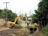 Rua João Manarin, bairro João Costa, ganha os trabalhos de limpeza, que serão executados em 350 metros de vala - Fotografo: Divulgação Seinfra - Data: 15/01/2013
