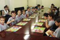 Os alunos da Escola Municipal Professor Aluizius Sehnem participaram do Hasteamento do Pavilhão Nacional, nesta quarta-feira (4/4), e conheceram a Sala do Colegiado onde fizeram perguntas para o prefeito Carlito Merss - Fotografo: Kátia Nascimento - Data: 04/04/2012