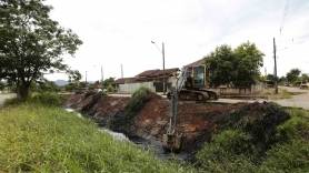 Subprefeitura Nordeste realiza limpeza de vala na avenida Plutão - Fotografo: Rogerio da Silva - Data: 24/02/2015
