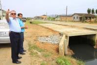 O prefeito em exercício, Ingo Butzke visitou obras na região do aventureiro, acompanhado do secretário regional, José Vieira Lopes. Na foto a a visita feita a galeria da rua na Atílio Domingos Sdrigotti. - Fotografo: Mauro Artur Schlieck - Data: 20/09/2012