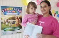 Neste sábado (18/8) foi dia de Vacinação. A Secretaria da Saúde fez o lançamento da campanha no Residencial Trentino I, bairro Boehmerwad. Laiara Vitoria Veiga, 3 anos, recebeu a vacina contra a gripe. - Fotografo: Mauro Artur Schlieck - Data: 18/08/2012
