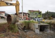 Obra de contençao de erosão na Rua Laranjal no Boemerwaldt - Fotografo: Phelippe Jose - Data: 15/04/2014