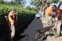 Equipes contratadas pela Prefeitura de Joiniville trabalham nesta segunda-feira (02/7) na recuperação e recape da ciclovia da Avenida Beira Rio. Na foto o trabalho sendo feito na região próxima ao Centreventos Cau Hansen. - Fotografo: Mauro Artur Schlieck - Data: 02/07/2012