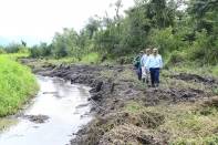 	O prefeito Carlito Merss visitou na manhã desta quarta-feira (11/4), obras nos bairros Morro do Meio, Jativoca e Nova Brasília. Entre elas o o trabalho de limpeza do rio Lagoinha, onde máquinas da Seinfra estão retirando mato e entulho numa extensão de 4 km deste rio. - Fotografo: Kátia Nascimento - Data: 11/04/2012
