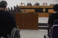 Júlio Serpa, de costas em cadeira de rodas, assiste depoimento de sua mulher na Comissão da Verdade de Joinville - Fotografo: Sabrina Seibel - Data: 30/09/2014