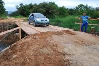 A equipe da pontes da Unidade de Obras da Seinfra terminou na manhã de hoje(16/3) a reforma da ponte de madeira da Estrada Arataca, sobre o Rio Águas Vermelhas, no bairro São Marcos. Todas as madeiras de rolamento, apoios e estacas foram trocadas. - Fotografo: Ruy Ferrari/SEINFRA - Data: 16/03/2012