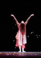 A noite de abertura do 30º Festival de Dança de Joinville nesta quarta-feira (18/7) teve a participação da bailarina Ana Botafogo que interpretou Isadora Duncan, pioneira da dança moderna.   - Fotografo: Mauro Artur Schlieck - Data: 18/07/2012