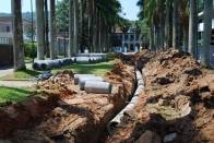 O serviço de drenagem da Rua das Palmeiras continua. Ele está sendo executado pela Secretaria Regional do Centro, com apoio técnico da Unidade de Drenagem da Seinfra.  - Fotografo: Ruy Ferrari/SEINFRA - Data: 14/03/2012