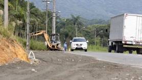 Subprefeitura de Pirabeiraba realiza recuperação no acostamento da rua Edmundo Doubrawa - Fotografo: Rogerio da Silva - Data: 27/04/2015