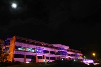 Prefeitura adere ao movimento Outubro Rosa. Fachada da sede já recebeu iluminação na cor rosa e ficará em todo o mês de outubro. - Fotografo: Agobar Gonçalves / Secom - Data: 29/09/2012