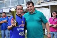 O presidente da Felej, Jorge Nascimento, entrega o troféu de melhor defesa à equipe do União - Fotografo: Divulgação/felej - Data: 25/11/2012