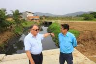 O prefeito em exercício, Ingo Butzke visitou obras na região do aventureiro, acompanhado do secretário regional, José Vieira Lopes. Na fotoa a visita feita a galeria da rua Miguel Alves Castanha. - Fotografo: Mauro Artur Schlieck - Data: 20/09/2012