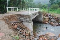Prefeitura inicia recuperação de pontes danificadas pelas chuvas no bairro Vila Nova. Cabeceira da ponte na Estrada Comprida foi danificada - Fotografo: Ruy Ferrari - Data: 12/11/2012