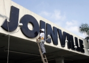 Felej realiza limpeza e pintura da fachada da Arena Joinville - Fotografo: Jaksson Zanco - Data: 02/05/2013