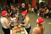 Cerca de 300 pessoas, entre recicladores e seus familiares, participarão neste sábado (17/12) de uma atividade festiva de encerramento de ano. Teve distribuição de picolés e presentes - Fotografo: Kátia Nascimento - Data: 18/12/2011