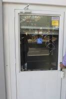 Em função de ato de vandalismo, ficou danificada a porta automática de um dos elevadores de acesso à passarela da avenida Juscelino Kubitschek. Por causa disso, os dois elevadores (acesso via Colégio Santos Anjos e via Catedral) foram desativados temporariamente. - Fotografo: Mauro Artur Schlieck - Data: 03/05/2012