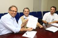 Prefeito Carlito Merss assina a ordem de serviço para retomada das obras da bacia do rio Morro Alto e entrega para José Ângelo Turra, diretor geral da empresa contratada. - Fotografo: Mauro Artur Schlieck - Data: 01/02/2012