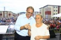Dona Talía Rosa dos Santos recebe a chave da nova casa das mãos do prefeito Carlito Merss. - Fotografo: Mauro Arthur Schlieck - Data: 22/03/2012