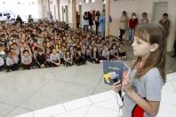 Aluna Sara Klamann lê o livro "Poemas Problema" durante entrega de livros do Programa PNAIC na Escola Municipal Hans Dieter Schmidt - Fotografo: Jaksson Zanco - Data: 04/06/2013