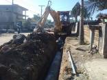 Subprefeitura de Pirabeiraba está instalando tubos na rua Andrelino Nunes da Silva, no Canela - Fotografo: Nelson Bansen/Divulgação - Data: 08/08/2014