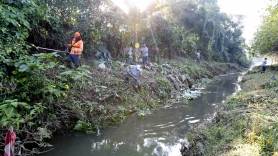 Limpeza do Rio Cachoeira no Costa e Silva - Fotografo: Rogerio da Silva - Data: 02/06/2015