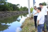 O prefeito Carlito Merss visitou na manhã desta segunda-feira (02/4) a obra de recomposição do canal da rua Noruega, no bairro Boa Vista, executado e concluído no final de março. - Fotografo: Kátia Nascimento - Data: 02/04/2012