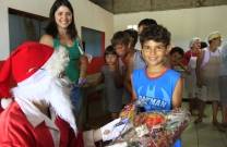 A Secretaria de Planejamento Orçamento e Gestão (SEPLAN) distribuiu brinquedos para crianças do bairro Morro do Meio nesta terça-feira (13/12). Os brinquedos foram arrecadados entre os funcionários - Fotografo: Kátia Nascimento - Data: 13/12/2011