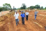O prefeito Carlito Merss visitou na manhã desta terça-feira (14/02) obras no bairro Jardim Paraíso. Dentre elas a construção da Escola Municipal Thereza Mazzolli Hreisemnou - Fotografo: Kátia Nascimento - Data: 14/02/2012