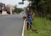 roçada e limpeza na avenida marques de olinda no costa e silva - Fotografo: Phelippe Jose - Data: 28/01/2014