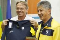 A Prefeitura de Joinville homenageou na manhã desta segunda-feira (05/11) os atletas e técnicos do PARAPAN. O técnico Celso Toschimi  foi um dos homenageados e também presenteou o prefeito Carlito Merss com uma camisa do Comitê Paraolímpico Brasileiro  - Fotografo: Kátia Nascimento - Data: 05/12/2011