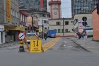 A Conurb informa que a mão inglesa, na rua Pedro Lobo, está funcionando. As modificações foram feitas durante o último fim de semana (30/10). A mão inglesa parte da rua Jaguaruna em direção a rua Felipe Schimidt. No sentido contrário foram d - Fotografo: Kátia Nascimento - Data: 04/11/2011