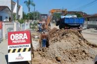 A Prefeitura continua os trabalhos de prevenção de alagamentos. Esta semana os serviços se concentram na drenagem da rua João Venâncio, no Jardim Sofia, onde 450 tubos estão sendo implantados.  - Fotografo: Ruy Ferrari / Secom - Data: 22/03/2012
