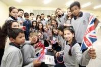 Abertura da caixa com cartas e presentes vindas da Inglaterra para alunos da Escola Municipal Hilda Anna Krisch - Fotografo: Rogerio da Silva - Data: 01/07/2015