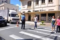 A Conurb começou hoje (05/03) a campanha de intensificação da fiscalização junto às faixas de pedestres. Cerca de 30 agentes de trânsito permanecerão por no mínimo 30 dias em diferentes pontos da área central, orientando e autuando os condutores que não respeitarem a faixa. - Fotografo: Divulgação - Conurb - Data: 05/03/2012