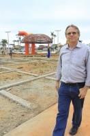 O prefeito Carlito Merss esteve na tarde desta terça-feira (11/10) vendo o andamento das obras do Parque da Cidade - Fotografo: Mauro Artur Schlieck - Data: 11/10/2011