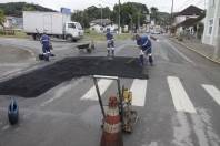 Operação tapa buracos na Rua XV de Novembro. - Fotografo: Phelippe José - Data: 16/07/2015