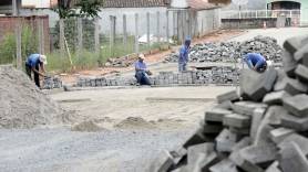 Subprefeitura Nordeste está pavimentando a rua Das Flores - Fotografo: Rogerio da Silva - Data: 06/03/2015